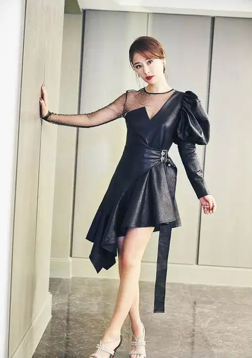 林心如当妈变保守穿单肩皮裙非要拼块纱意外显得精致时尚