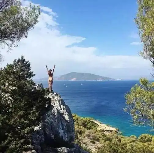 她们裸游世界,拍下数千张裸体,只为告诉人们