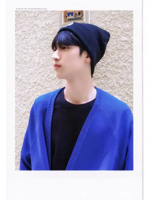 严浩翔蓝色外套四宫格随拍