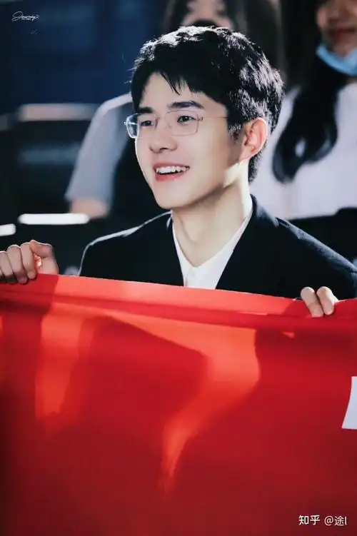 刘昊然有哪些出圈神图? - 知乎