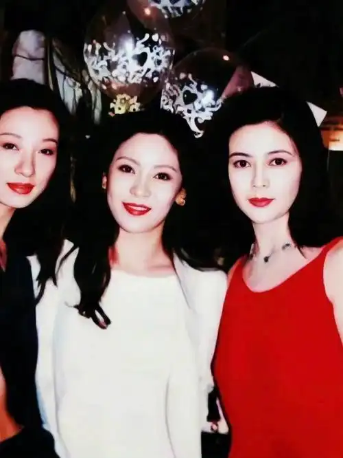 向太发布了自己年轻时的照片,原生态的美让人惊艳,不禁想起那个港星