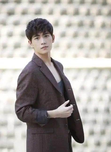 杨洋厉害了碎发西装玩转高级感意外帅成了初恋