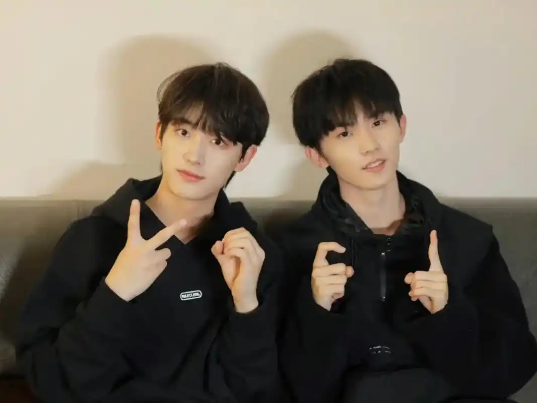 祺鑫 两个小朋友现在是同龄人啦#风年 #马嘉祺 #丁程鑫  - 抖音