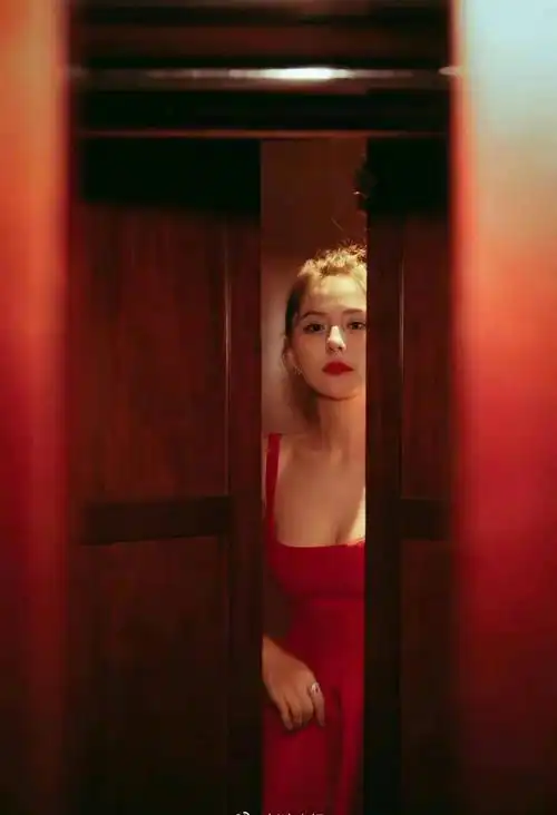 热依扎吊带红裙