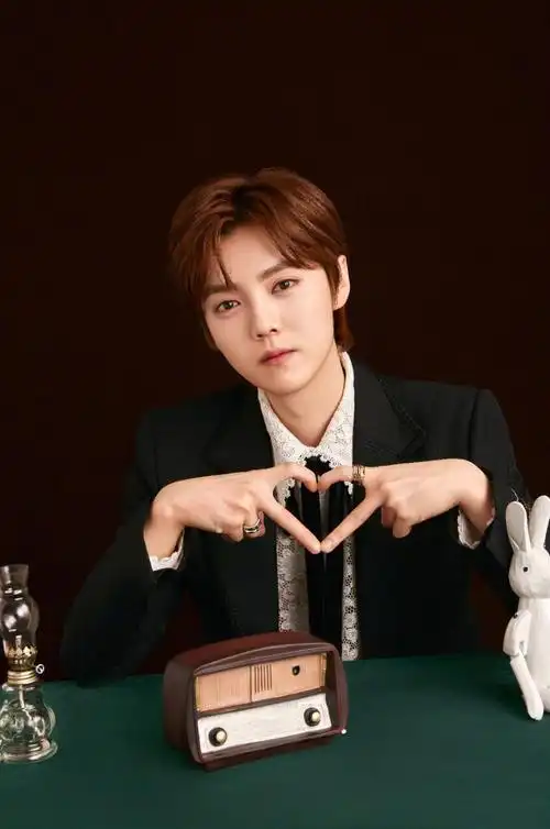 鹿晗西装领带儒雅帅气写真