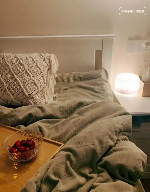 夜晚的卧室是绿床单和红山楂