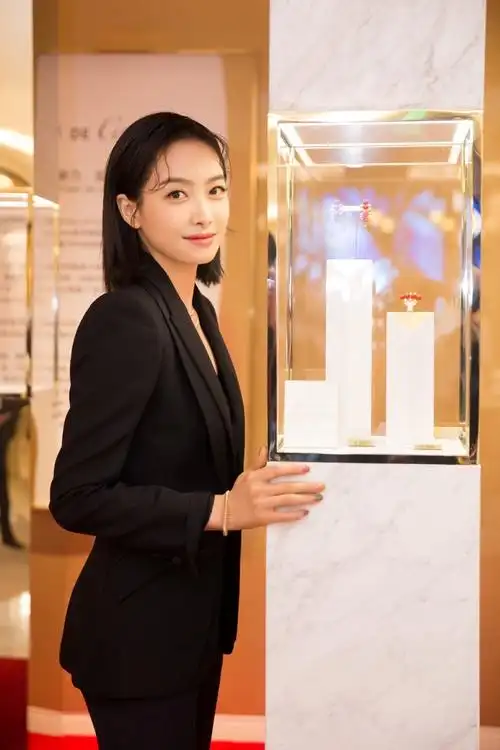 宋茜出席品牌活动 利落有型气场十足_娱乐八卦_中国小康网