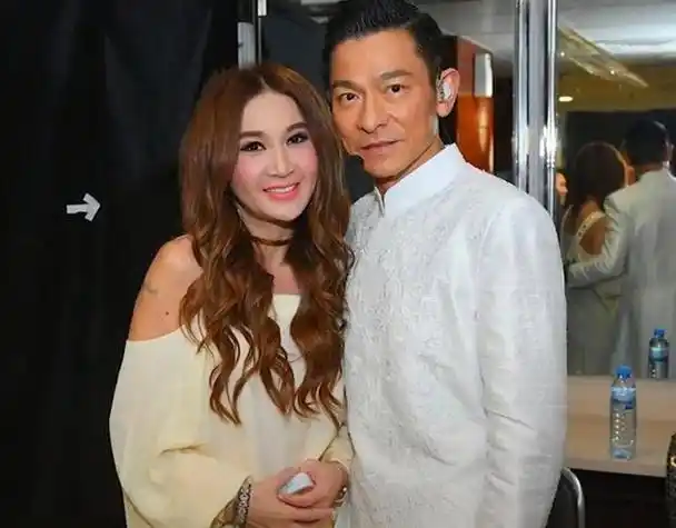 曾与刘德华搭档,嫁入豪门却遭丈夫离婚,如今又被全世界追着复合