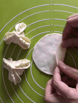 这样包饺子,不破皮不露馅,捏出的褶子特别好看!