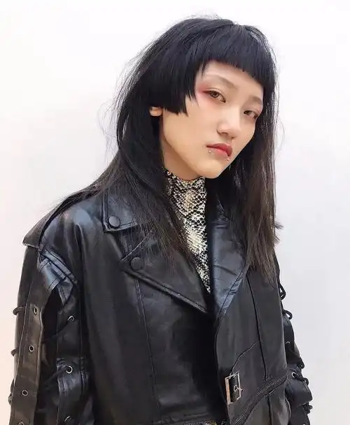 或者你也可以用卷发棒,直接往外卷,卷处层次感,公主切也可以很灵动.