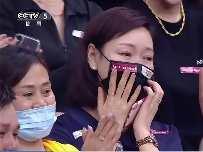 胡明轩妈妈新疆骑马露风姿,年近五十却脸似玉,身材姣好动人心!