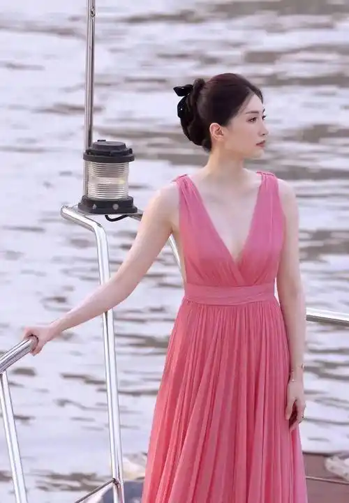 江疏影:身着"粉色球衣"湖边秀身材!_时尚_魅力_连衣裙