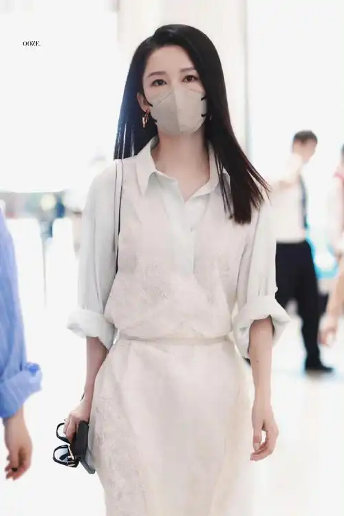 李沁超话#李沁佟晓梅#李沁现身机场,北京飞巴黎开启巴黎之旅,身穿白色