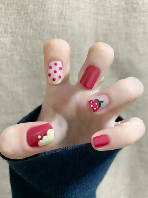 奶昔草莓手绘夏日显白可爱美甲