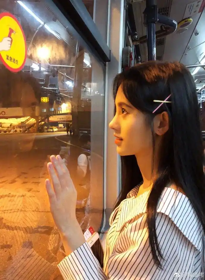 组图鞠婧祎晒视频嘟嘴卖萌可爱甜笑撩发上演侧颜杀