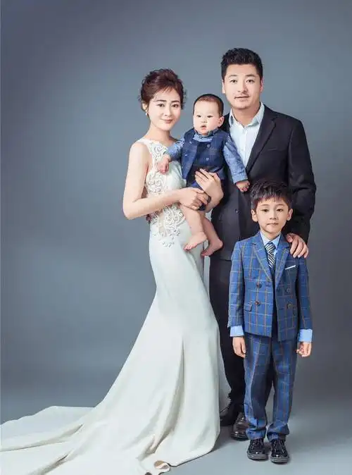 全家福如今,国丽娜与齐奎从同桌初恋牵手走过二十多年,在婚姻里也走过