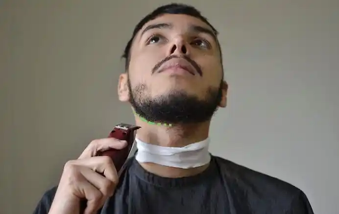 剃须刀都自带可装卸的保护罩,能够确保你把胡子修剪到你所需要的长度