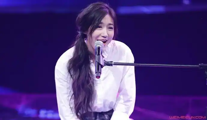 首次已自己的名义参赛,在此前,刘郡格曾在《歌手》中三次助阵梁博,其