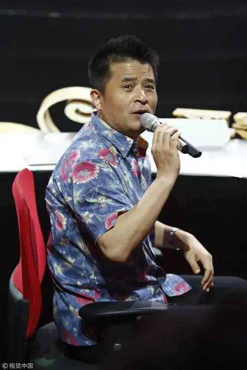 前央视主持人毕福剑近照曝光身材发胖像老了好几岁