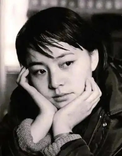 在我们印象中的宋丹丹虽然平时是个老派的阿姨,但她年轻的时候非常