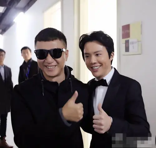 李云迪用手机"弹"钢琴惹尖叫 晒与孙红雷合影