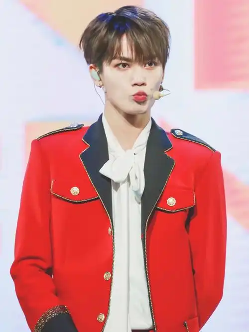 2022林彦俊红色制服可爱预警壁纸280