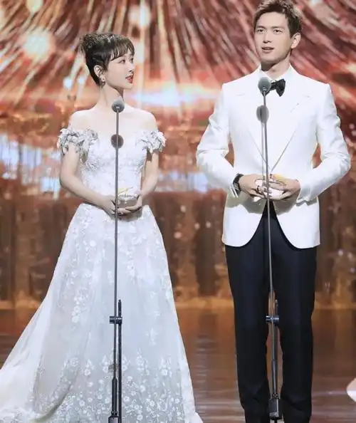 易烊千玺和杨紫同框易烊千玺怎么没去七一晚会