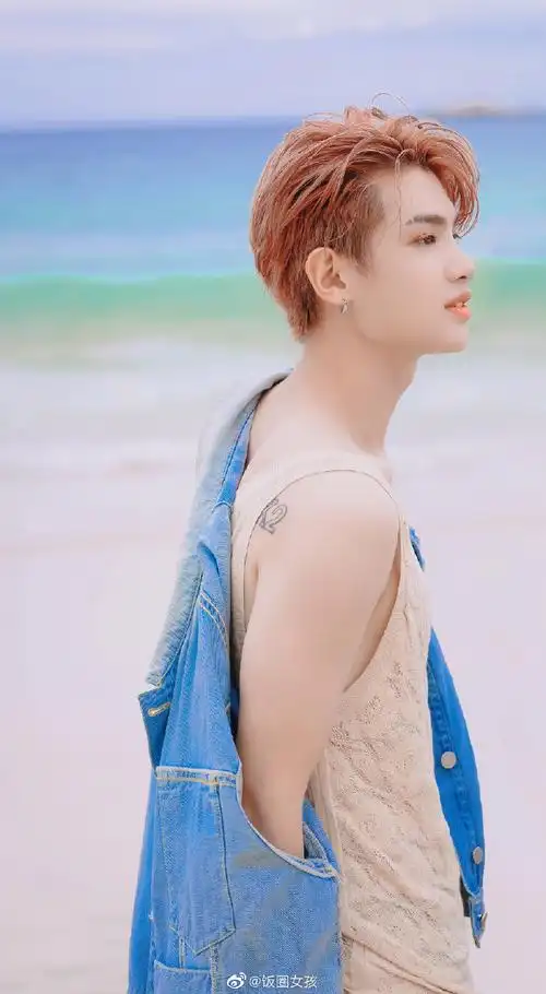 黄明昊夏日冲浪大片