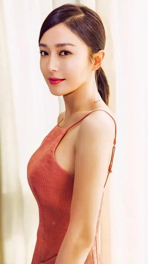 秦岚展示完美身材,一身粉嫩的吊带裙,衬得玲珑有致,显得十分年轻,40岁