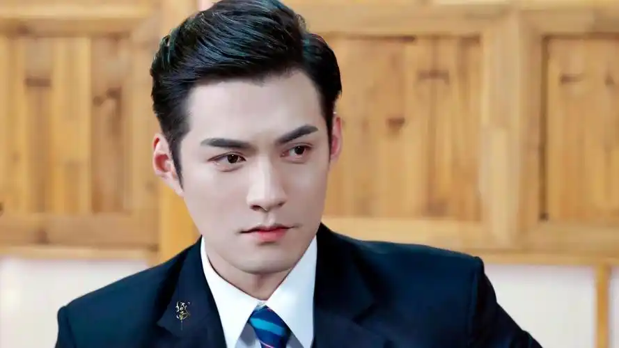 谁有严屹宽照片求图