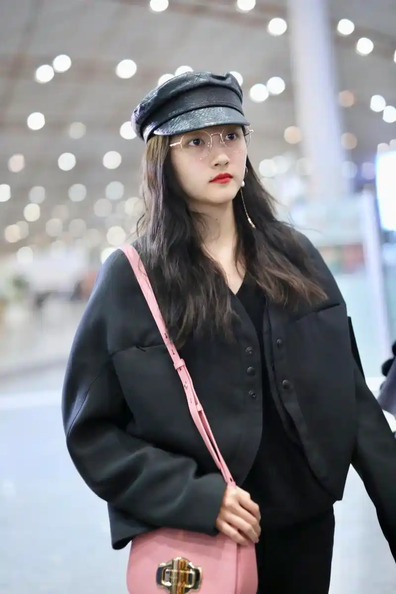 关晓彤黑衣look现身机场眼镜造型很斯文