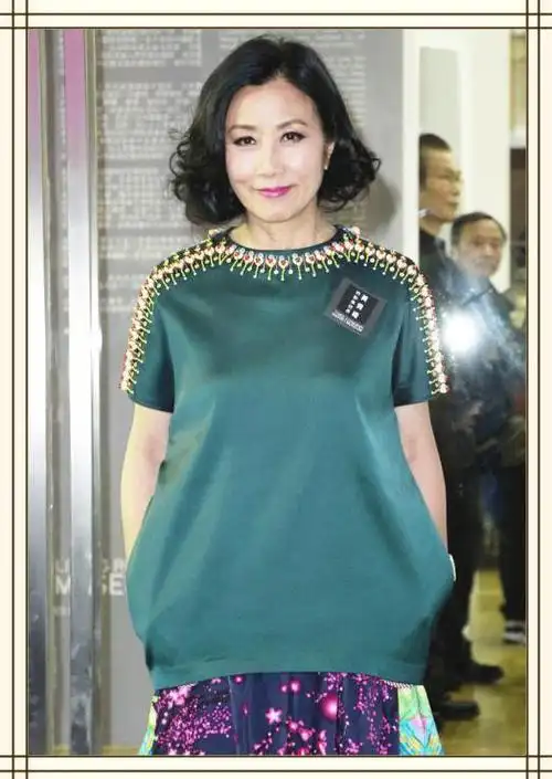 75岁汪明荃香港做义工穿一袭绿衫精神矍铄满头黑发令人羡慕