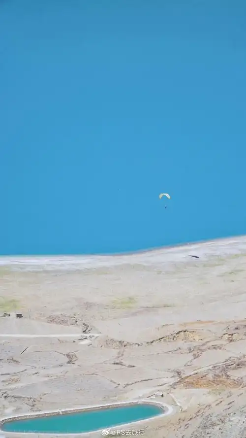 这一抹清新的蓝,让高山,云朵和天空生动了起来,好似一幅油画,远处的亮