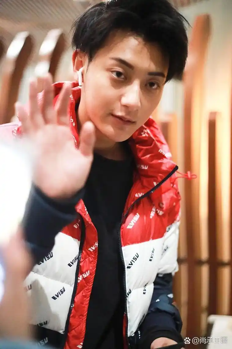 黄子韬与迪丽热巴:甜蜜约会疑似恋情曝光 黄子韬和迪丽热巴因共同出演