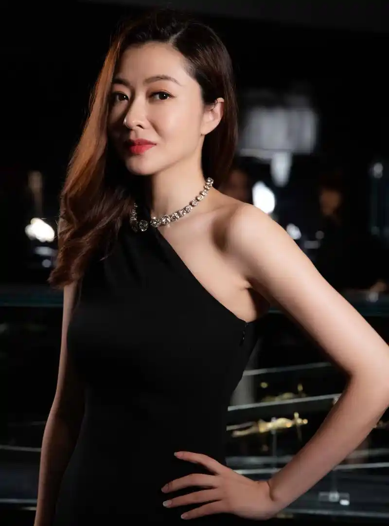 美女模特熊黛林身材凹凸有致,气质优雅迷人