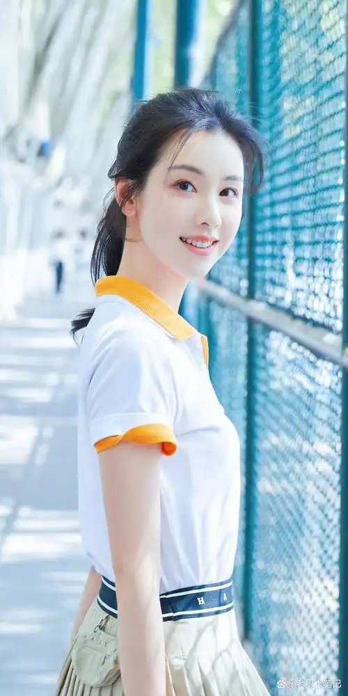 不愧是facejoking女神,陈都灵一身学院风穿搭,好温柔的南航学姐