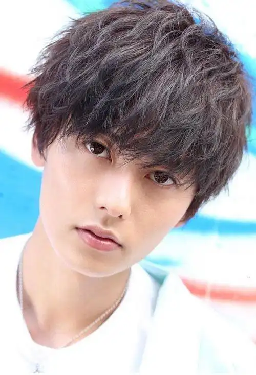 首页 女生发型 刘海 碎发刘海怎么剪显帅气 帅到离谱的男生短发欣赏剃