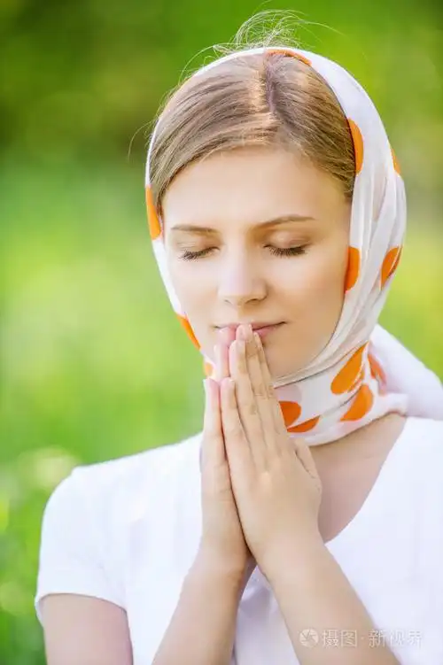 小,伤心的女孩低头