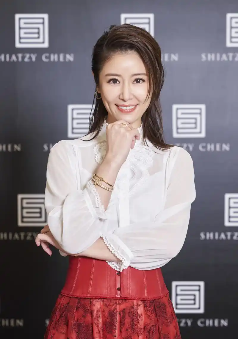 原创林心如最美时尚辣妈穿白衬衫配红色半身裙高贵减龄又洋气