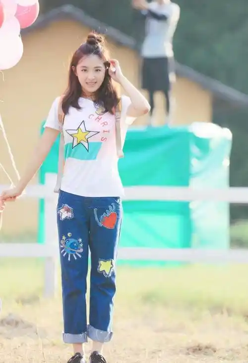 张含韵终于长大了大波浪配轻熟风黑色套装甜美少女变成时尚女神