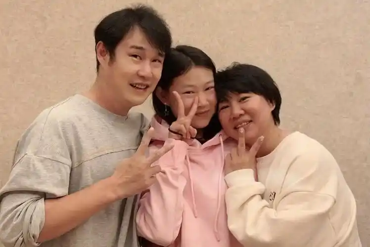 小沈阳与老婆过二人世界!沈春阳打扮少女,贴心关门尽显绅士风度