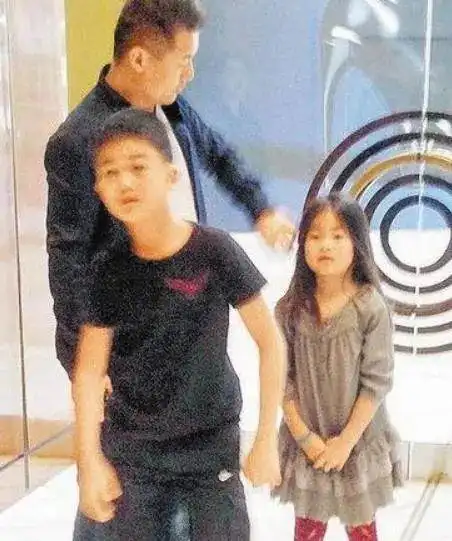 原创那英节目中大方晒女儿14岁女儿略显羞涩遗传父亲基因