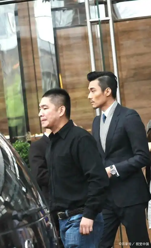 胡兵的结婚照片非常神秘,只有他自己的身影,没有透露伴侣的身份.