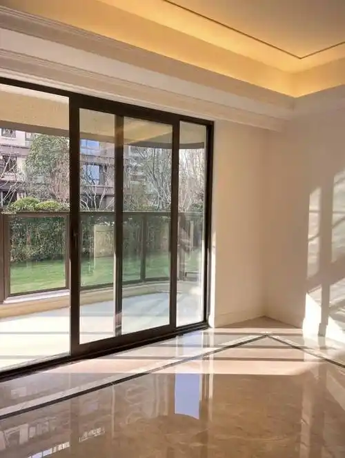 01平开门适用于:大户型平开门完全开启之后,客厅和阳台依旧可以保持