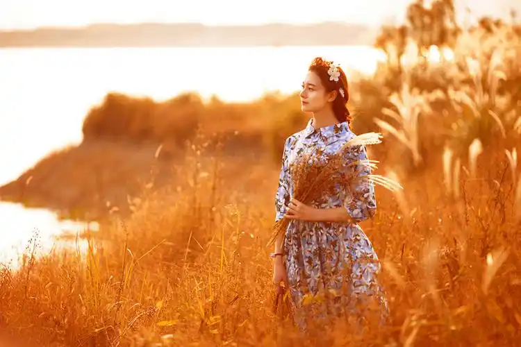 转编:博客唯美意境人物素材——《秋韵》(2组15p)