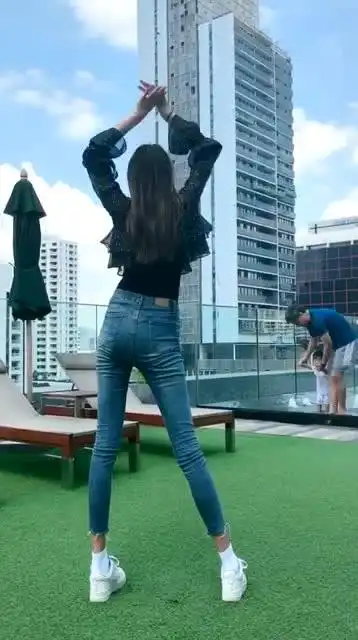 小姐姐天台上演背影杀,大长腿屏幕都快装不下了,转过身后我呆了