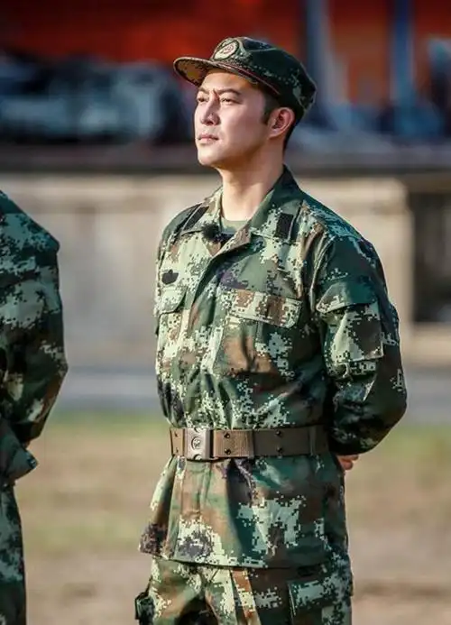 近日《奇兵神犬》节目组放出一组沙溢剧照,照片中沙溢穿着军装,无论是