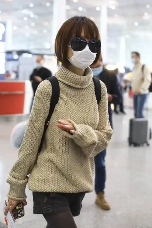 鲁豫现身机场毛衣短裤搭配标志性短发十分减龄