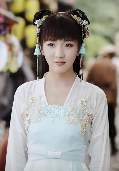 中国出生城市:毕业院校:出生日期:1998年11月9日人物简介:苏晓彤,1998