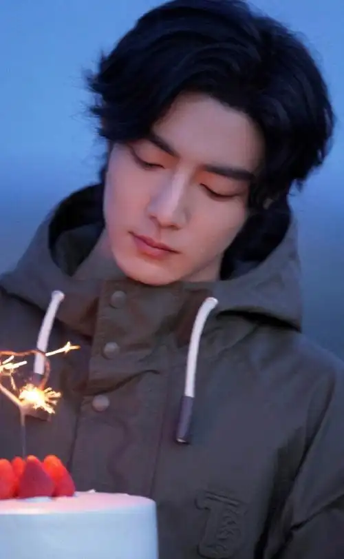 肖战1005生日快乐##肖战我喜欢你##肖战工作室发了18张照片##肖战拿